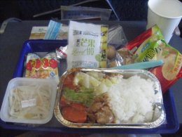 See? I wasn't kidding about the full-meal. And on a three hour flight no less. Amazing!